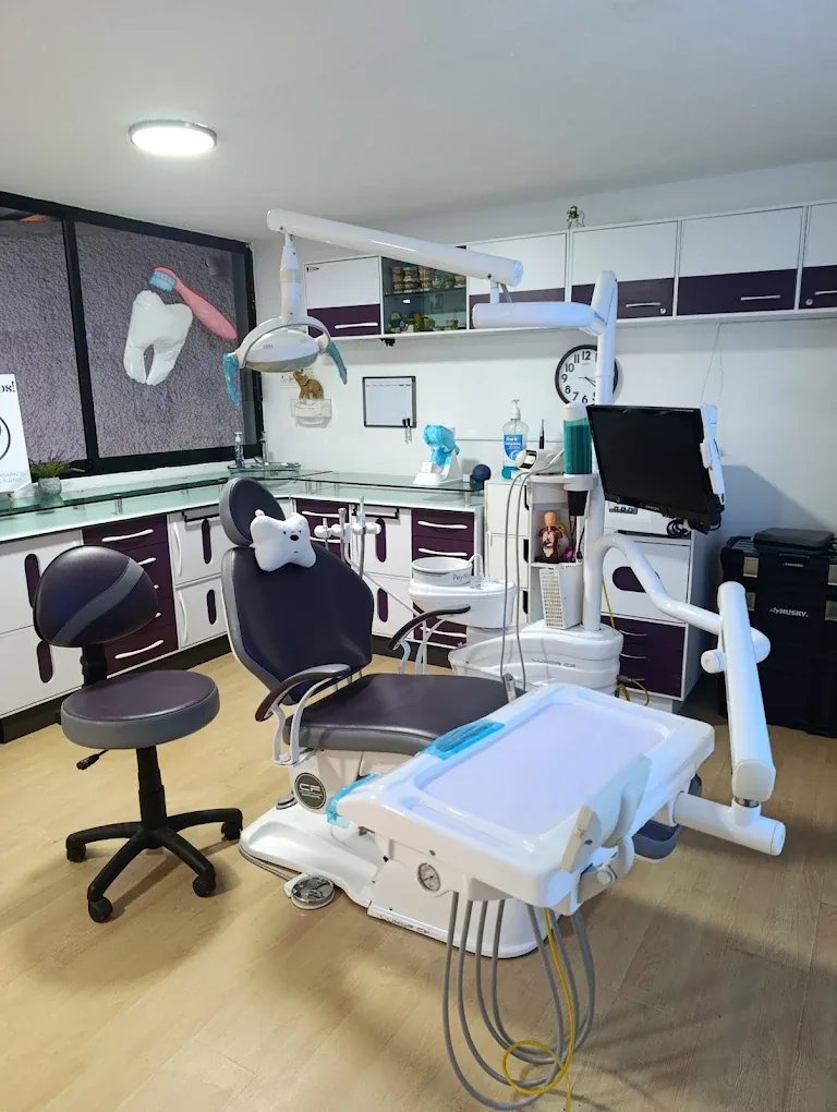 Sala de atención odontológica de Pierg Dental con sillón, instrumental y mobiliario.