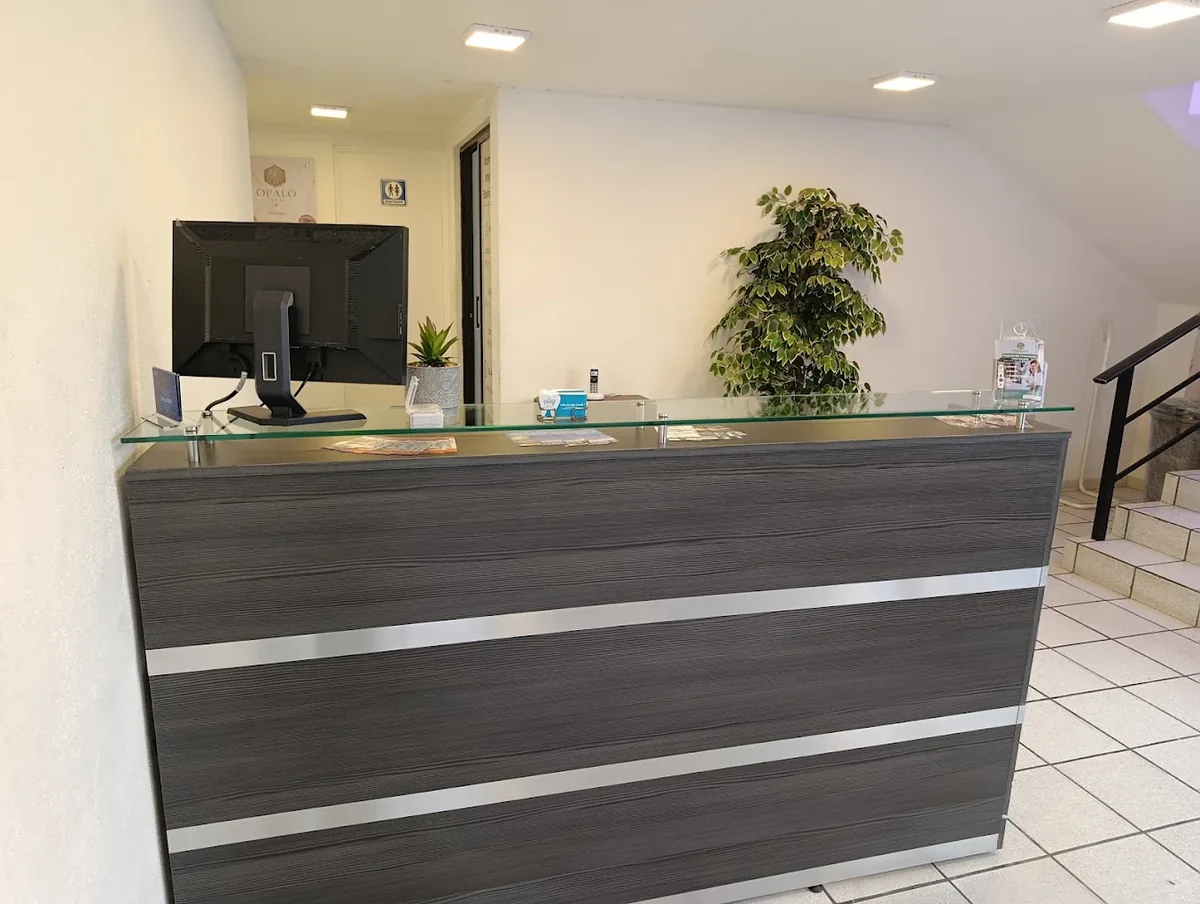 Mostrador de recepción de Pierg Dental en Ciudad Satélite.